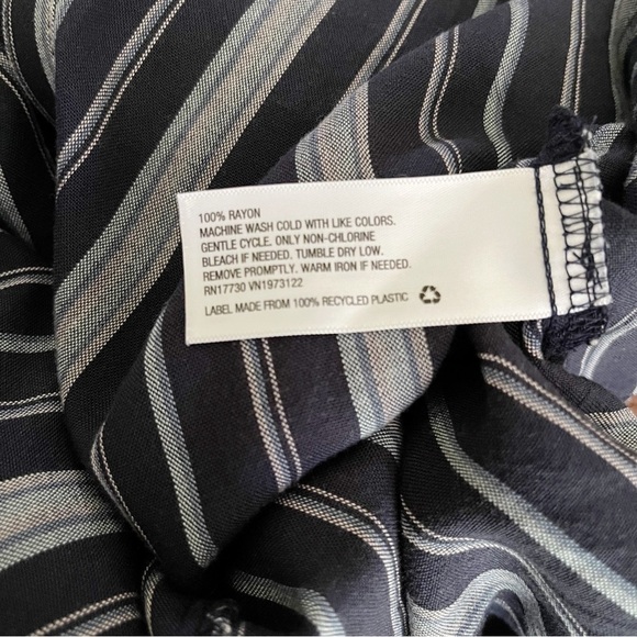 Universal Thread Tie Front Top Women’s Size XXL Blue Gray Striped Buttons V-Neck - Picture 5 of 7